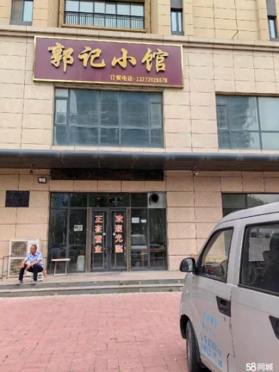 地理位置優(yōu)越，人流量大，有固定客源，本人家里有事，現(xiàn)在忍痛轉(zhuǎn)讓，無轉(zhuǎn)讓費(fèi)